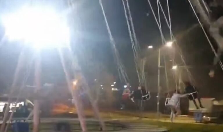 Serbien: Karussell droht während der Fahrt einzustürzen (VIDEO)