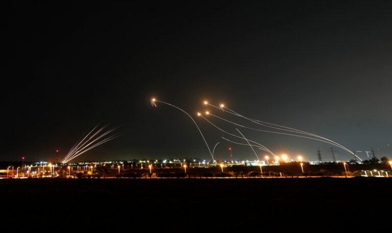 Drohnen und Raketen: Israels „Iron Dome“ wehrt Angriffe ab (VIDEOS)