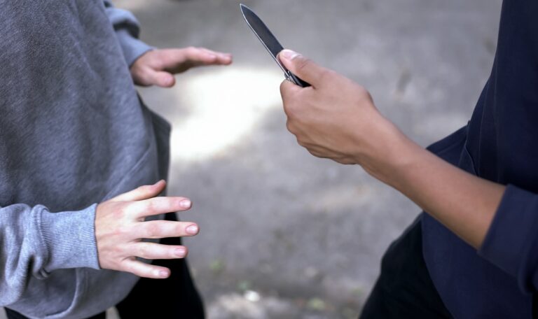 Mit Messer bedroht: 13-Jähriger ausgeraubt