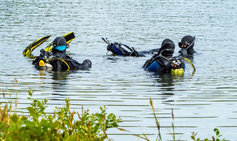 Tragisches Ende der Suche: Taucher bergen Körper aus dem Fluss!