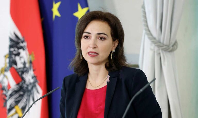 Zadic veröffentlicht Bericht – viele Seiten bleiben unleserlich!