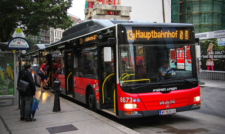 Wien: Mutter mit schreiendem Kind aus Bus geworfen!