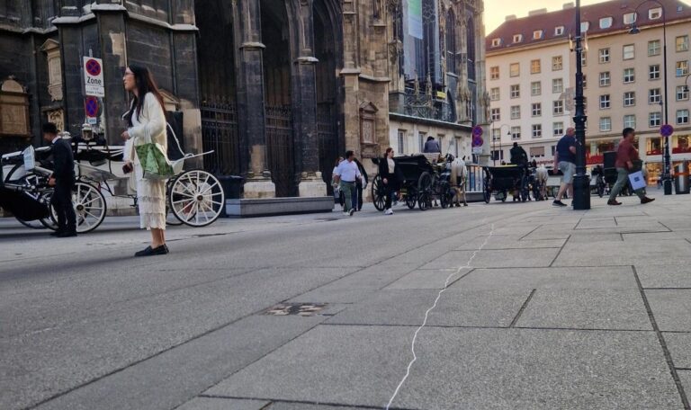 Wiener rätseln über kilometerlange weiße Linie: DAS ist der Grund (FOTOS)
