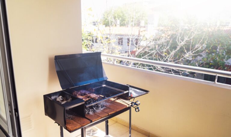 Nackt sonnen, Grillen & Rauchen: Was ist auf dem Balkon erlaubt?