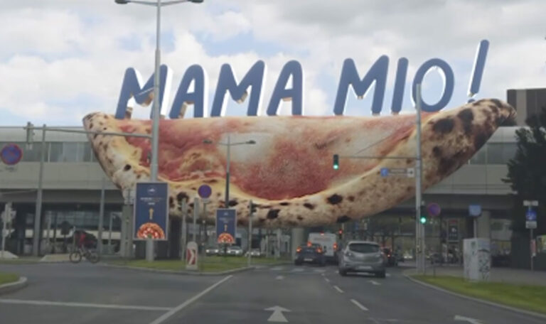 Gigantische 3D-Pizza-Werbetafel verblüfft Wien! (VIDEO)