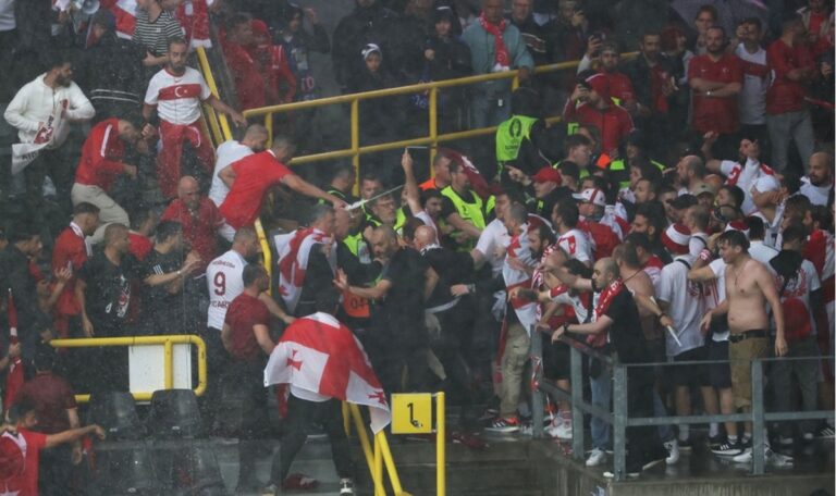 Türkei – Georgien: Massenschlägerei im Stadion (VIDEOS)