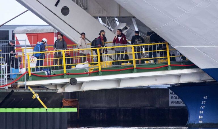 Erstes EU-Land mietet Schiff für Rücktransport von Migranten an