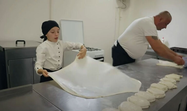 8-jährige Serbin ist die jüngste Burek-Meisterin (VIDEO)