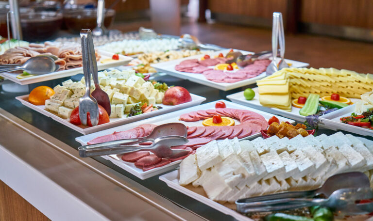 Hotelbuffet: Bei diesen Lebensmitteln solltet ihr die Finger lassen