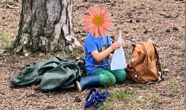 Bub bei Kindergartenausflug im Wald vergessen