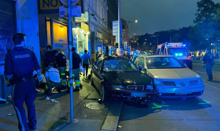 Gürtelcrash: BMW rast in Menschenmenge – 5 Verletzte (FOTOS)