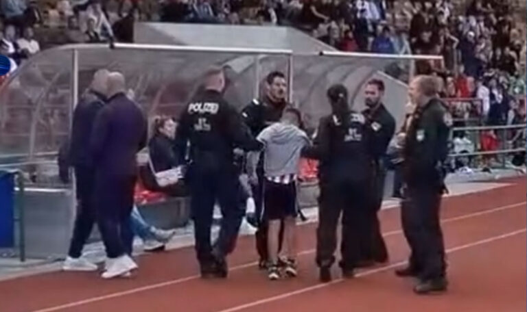 Serbische Fans attackieren deutsche Polizei mit Leuchtraketen
