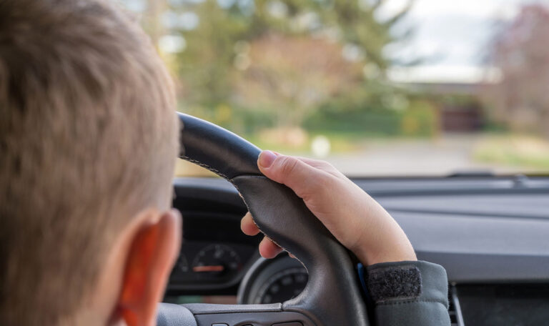 Mama kurz weg: Kleiner Bub fährt mit Auto in Kindergarten!