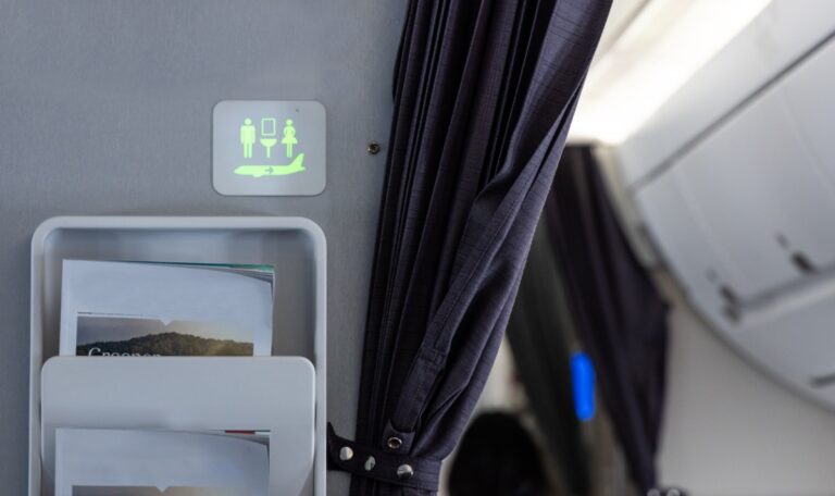 Flugbegleiterin enthüllt: Dieses Getränk reduziert Toilettenbesuche!