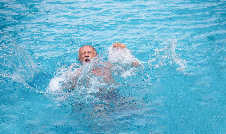 Krampf beim Schwimmen: So handelt ihr richtig
