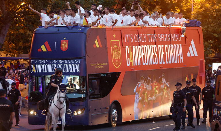 Spanien feiert EM-Triumph: Königlicher Empfang und 200.000 Fans! (VIDEO)