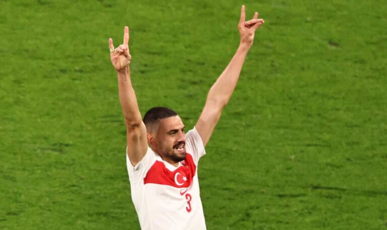 EM-Skandal: Stadt enthüllt Wolfsgruß-Statue von Demiral (FOTO)