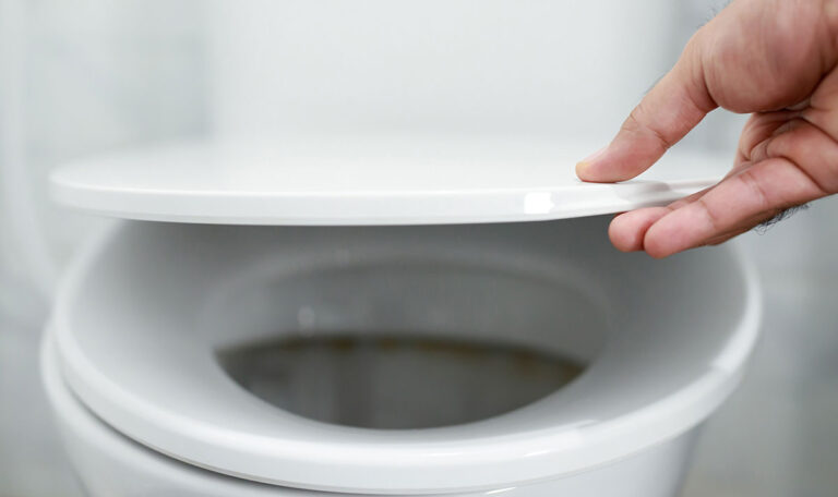 Bosnier wirft Drogen in die Toilette und verstopft Abfluss