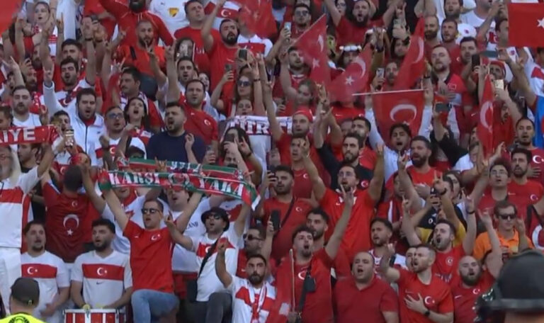 Türkische Fans provozieren mit Wolfsgruß bei Hymne (VIDEO)