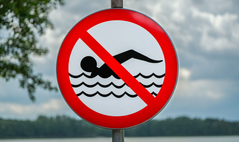Sommerhitze entlarvt verborgene Badegewässer-Gefahren!