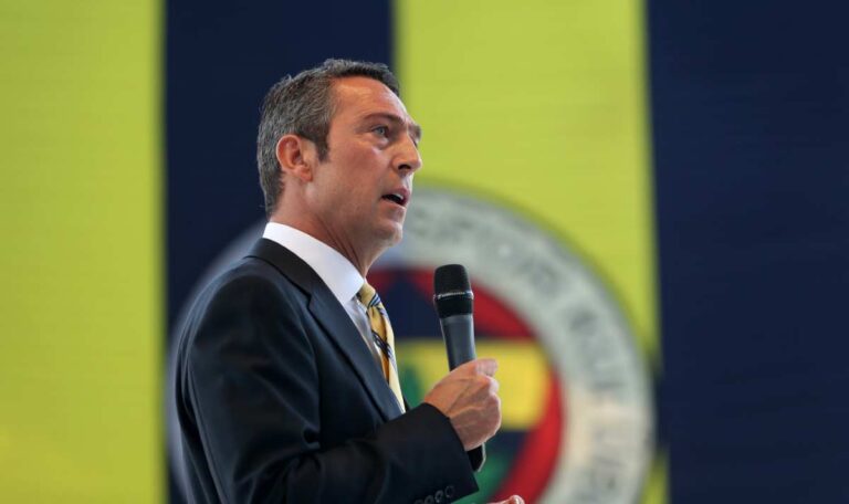 Türkische Liga: Fenerbahçes Präsident wird mit Flaschen attackiert (VIDEOS)