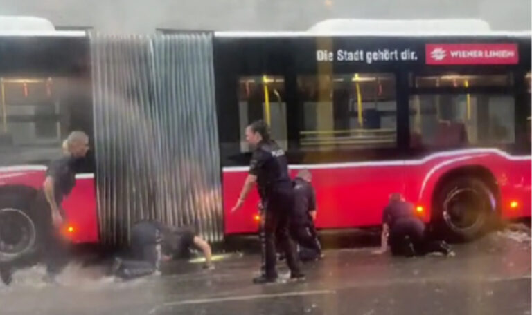 Regenflut drückt Frau unter Bus – Lebensgefahr! (VIDEOS)