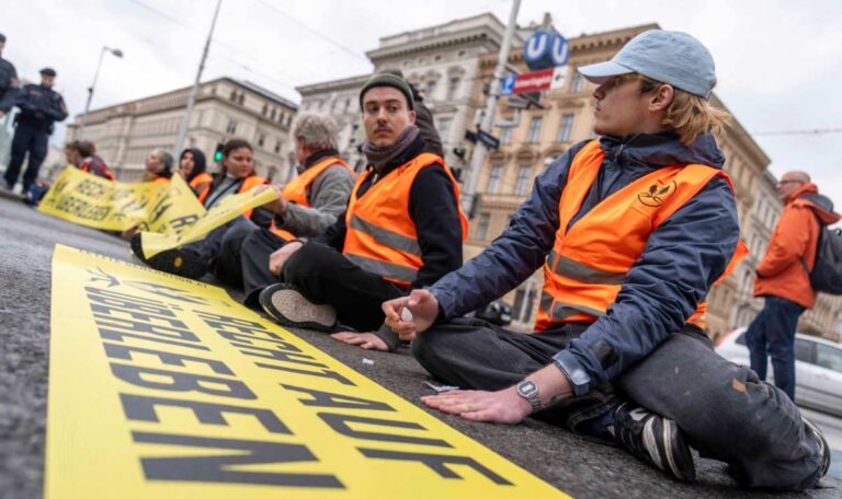 17 Kilometer Stau wegen Klima-Demo: Autofahrer muss Strafe zahlen!