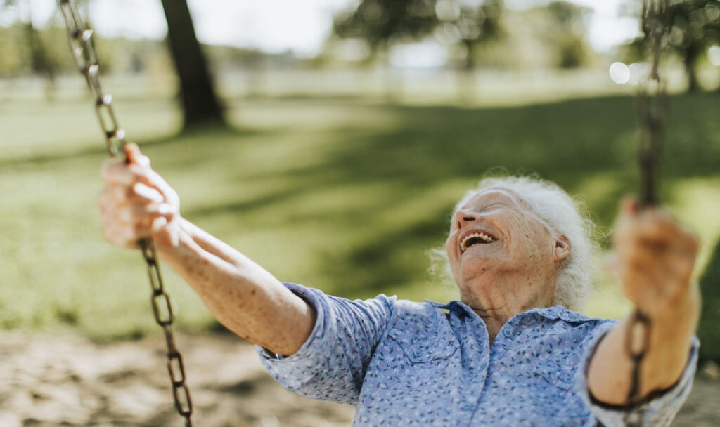 Cheerful senior woman on a swing at a playground
Lachen, Großmutter, Frau, älter, Schaukel, Lachen, Freude, Wiese