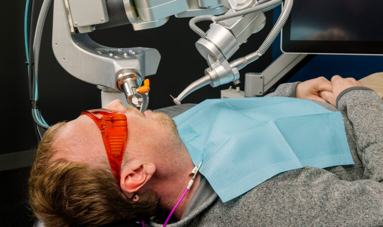 Erster Patient von Roboter-Zahnarzt operiert