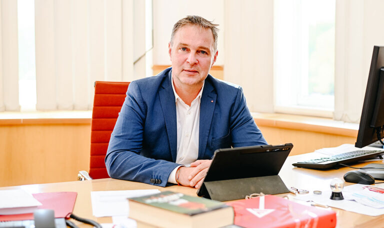 SPÖ-Chef Babler im Gespräch: Mietstopp, 32-Stunden-Woche und Millionärssteuern