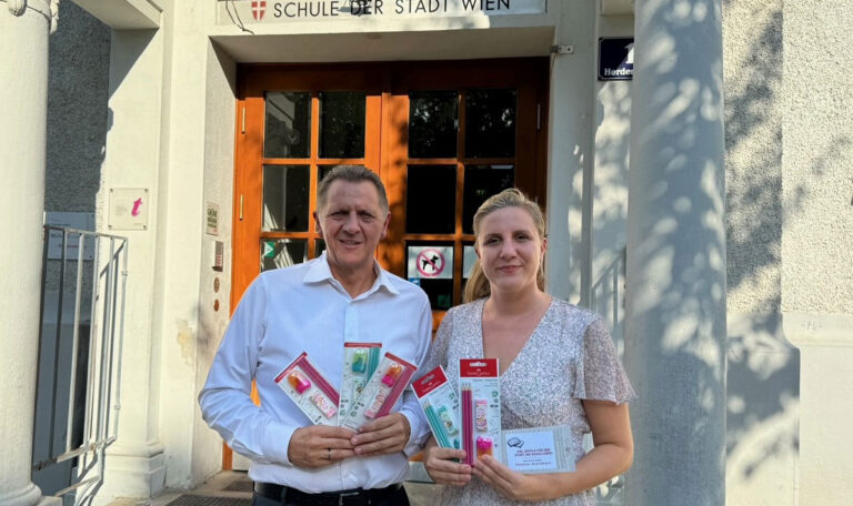 Simmering begrüßt Erstklässler mit kleinen Geschenken