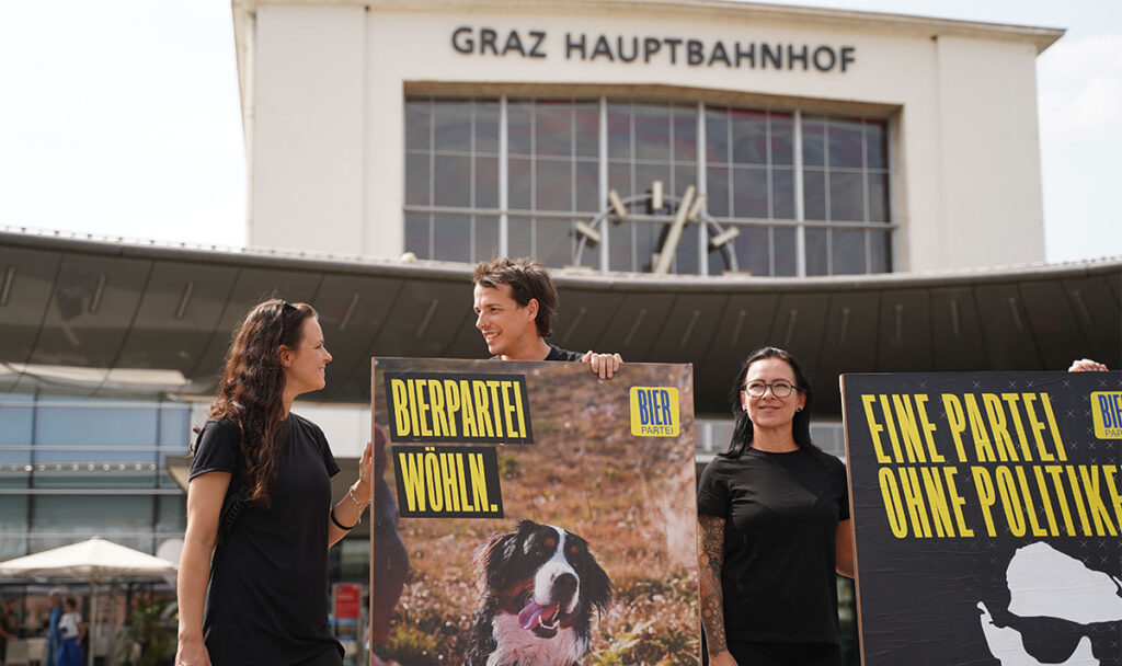 Bierpartei_c-siegfried-wolf-plakat-enthüllung-dominik-wlazny-familien-betrieb-firma-pogos-empire-simmering-michael-nationalratswahl-wahl-kampf-2