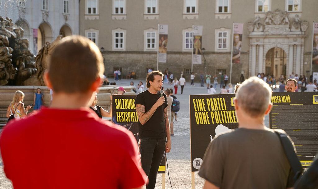 Bierpartei_c-siegfried-wolf-plakat-enthüllung-dominik-wlazny-familien-betrieb-firma-pogos-empire-simmering-michael-nationalratswahl-wahl-kampf-3