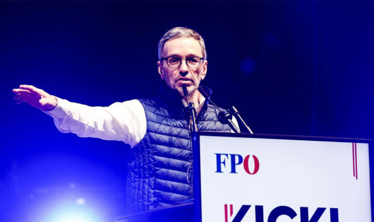 Herbert Kickl beim Wahlgang – weibliche Unterstützung