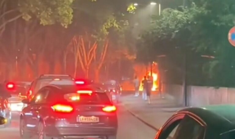 Feuerwehreinsatz: Auto am Gürtel in Vollbrand (VIDEO)