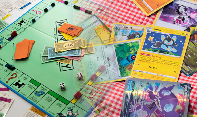 Mann bekommt für Pokémon-Kartensammlung Monopoly-Geld