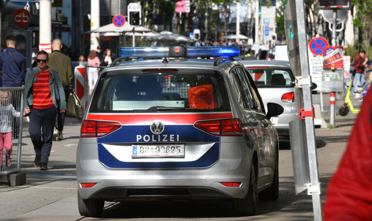 Mariahilfer Straße in der Krise: Obdachlosigkeit und Suchtmittelmissbrauch dominieren
