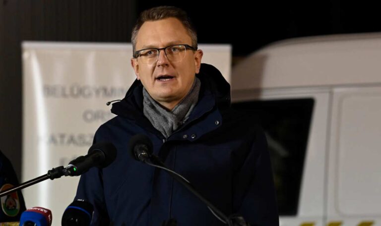 Ungarischer Innenminister stellt kostenlose Busse für Asylanten nach Brüssel bereit (FOTO)