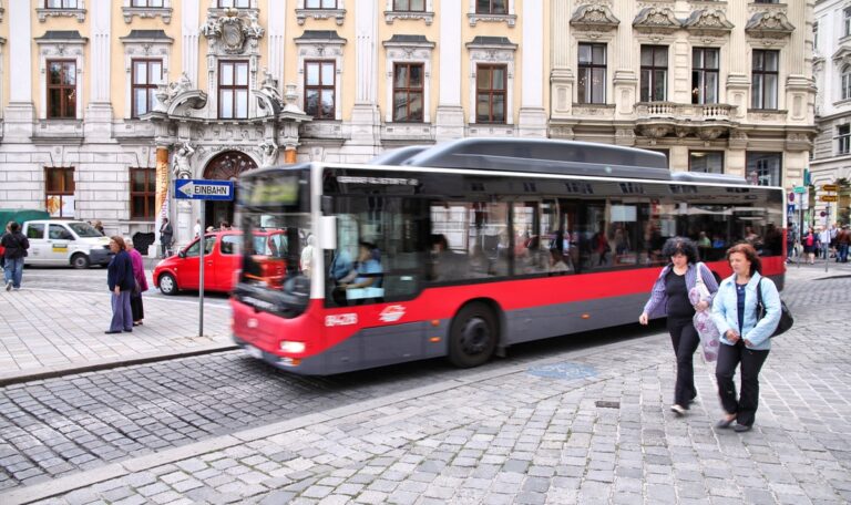 Betrunkener Öffi-Busfahrer rammte Autos