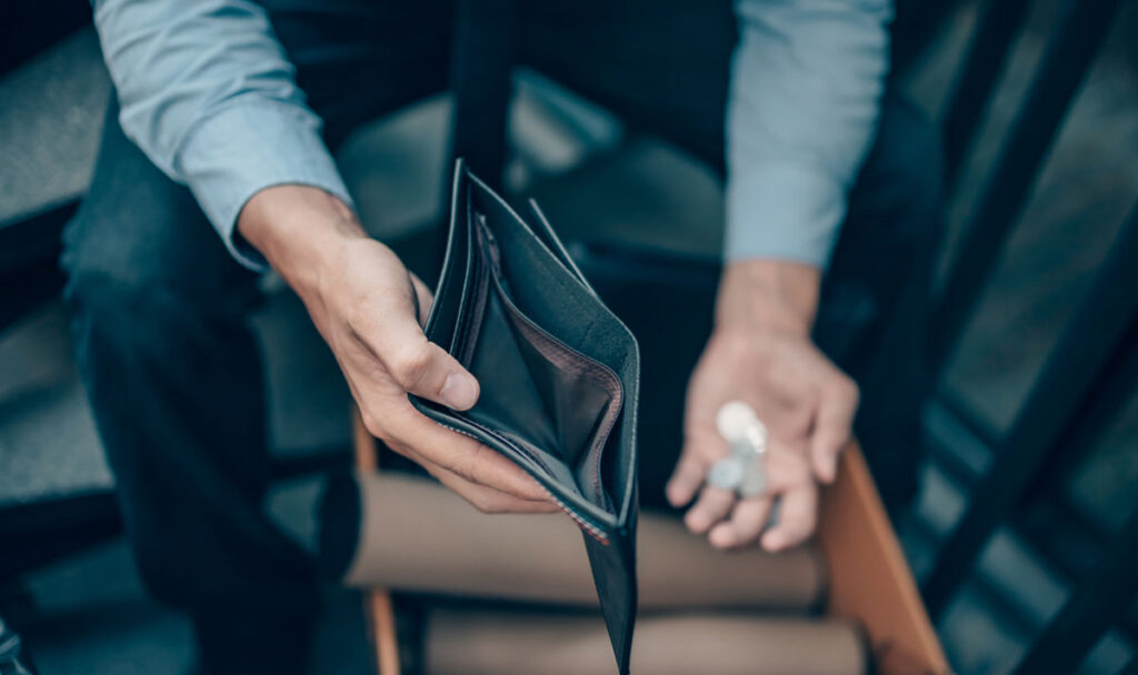 iStock-Charnchai-1319411230_pleite-schulden-falle-raus-dispo-kredit-minus-konto-beratung-hilfe-support-kein-geld-einkommen-einnahmen-boerse-leer münzen