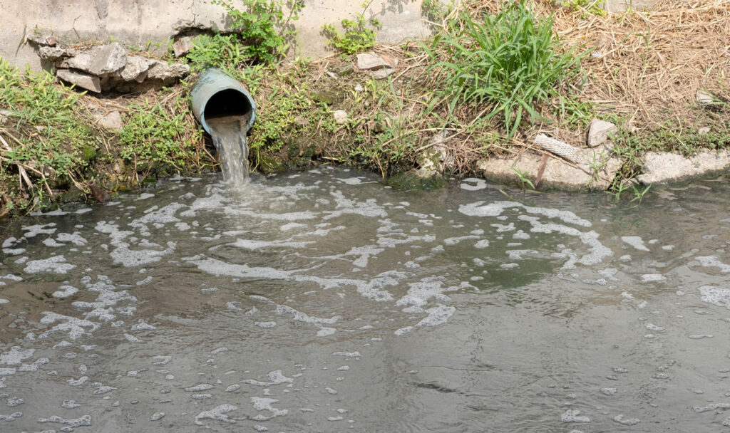 iStock-Chatchai-Limjareon-abwasser-fluss-leitung-hoch-wasser-oesterreich-bakterien-viren-keime-gesundheit-gefahr-toedlich