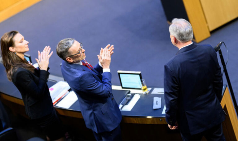 Machtwechsel: Neues Parlament angelobt (VIDEOS)