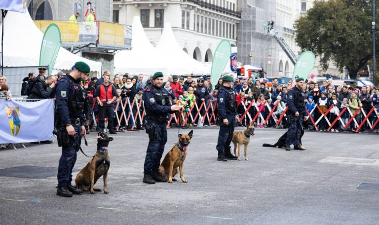 Sicherheitsfest: WEGA, Hubschrauber und Hunde-Shows