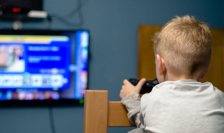 Hilfe bei Videospiel: Kleiner Bub wählt Polizei-Notruf