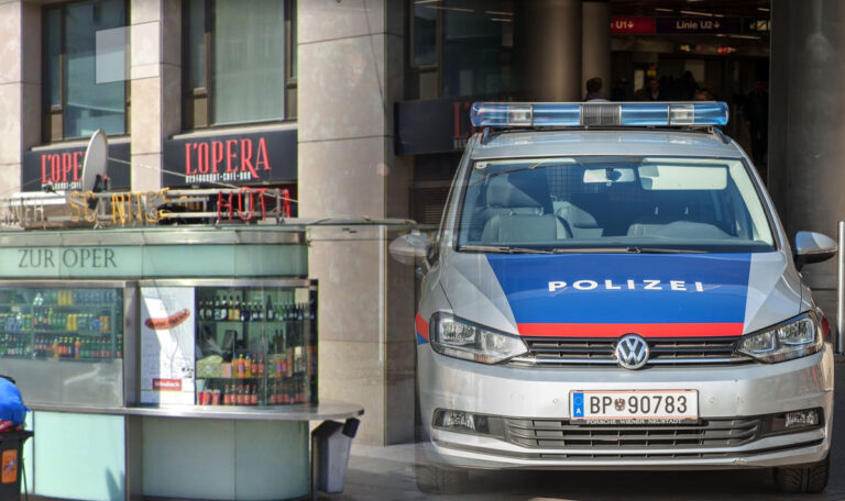 Mitten in der Innenstadt: Portier findet toten Mann