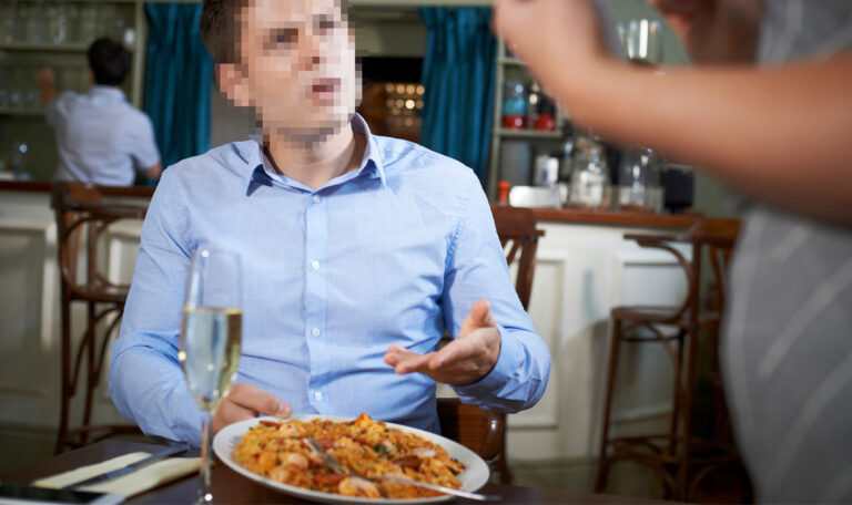 Deutscher Tourist beschwert sich über Essen – Koch verprügelt ihn