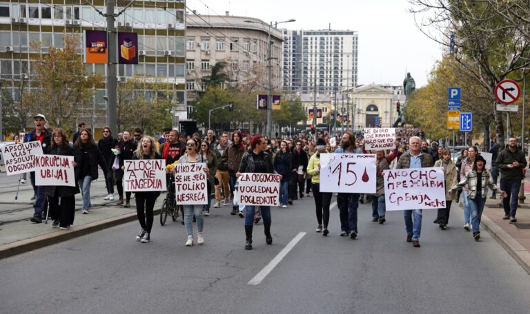 14 Tote: Proteste nach Bahnhofsunglück in Novi Sad (FOTOS)