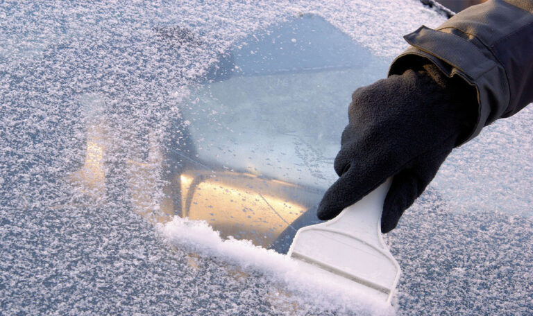 Tipps zum Eiskratzen: So bleiben Autoscheiben eisfrei