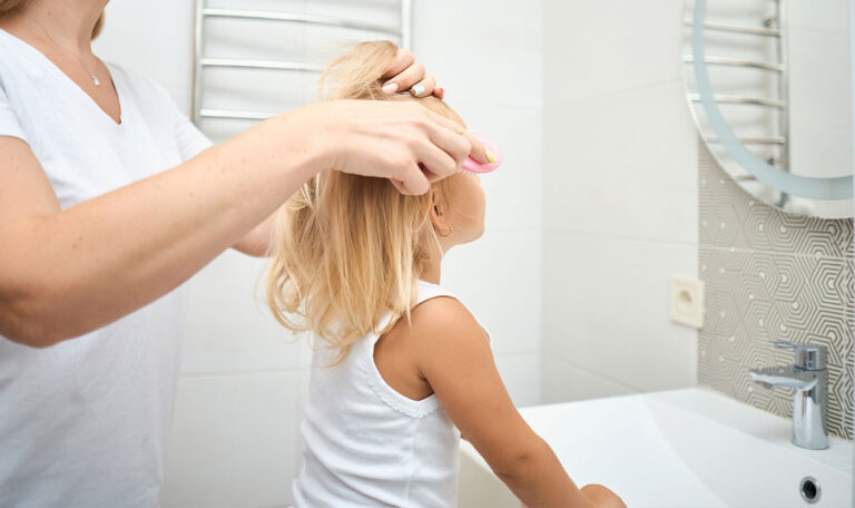 Mutter hat Tochter noch nie die Haare gewaschen!