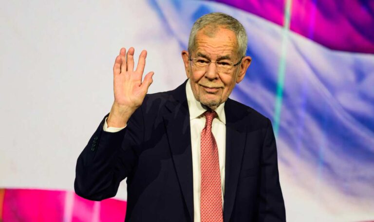 Van der Bellen Petition erreicht 100.000 Unterschriften: Was passiert nun?